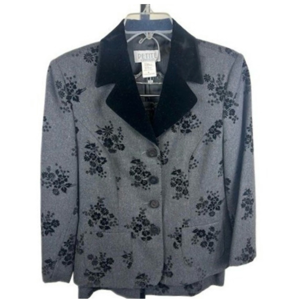 Stunning Two Piece Blazer/Jacket skirt. Excellent Used condition, Vintage find!